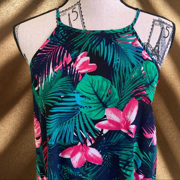Hibiscus 🌺 floral vacation top SMALL - Picture 2 of 6